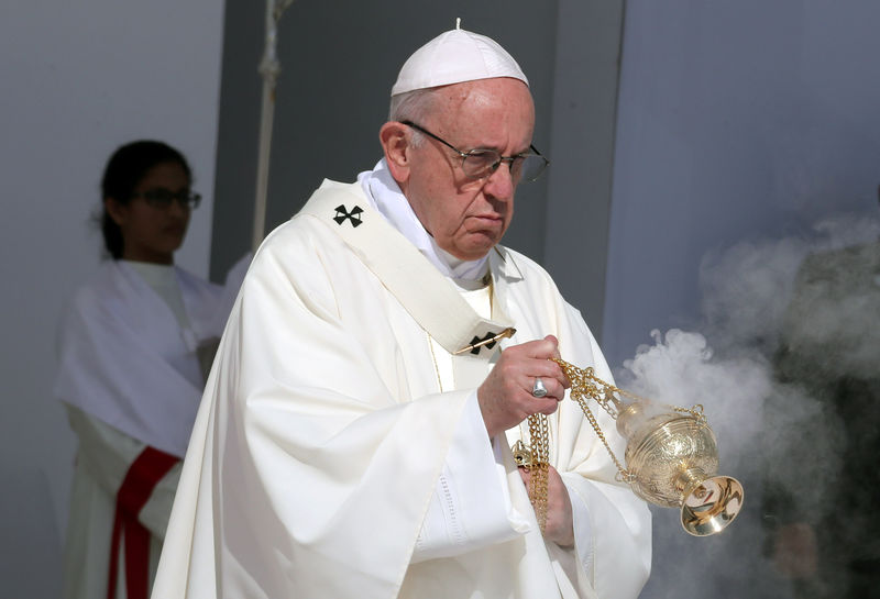 © Reuters. Papa Francisco celebra missa em Abu Dhabi