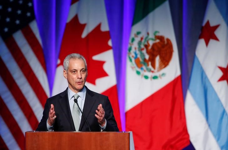 © Reuters. Chicago Mayor Rahm Emanuel speaks during the North American Climate Summit in Chicago