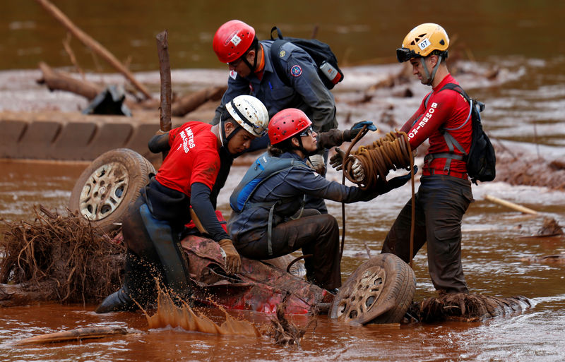 © Reuters. Membros das equipes de resgate trabalham em carro no rio Paraopeba em Brumadinho