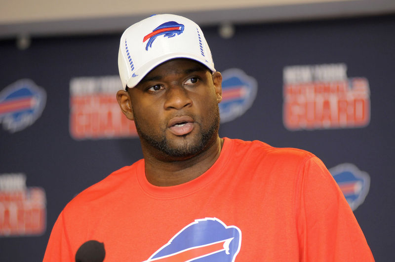 © Reuters. FILE PHOTO - Vince Young speaks to the press for the first time as a Buffalo Bill, in Orchard Park, New York