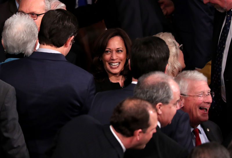 © Reuters. U.S. Senator Harris arrives to attend U.S. President Donald Trump's second State of the Union address to a joint session of the U.S. Congress in Washington