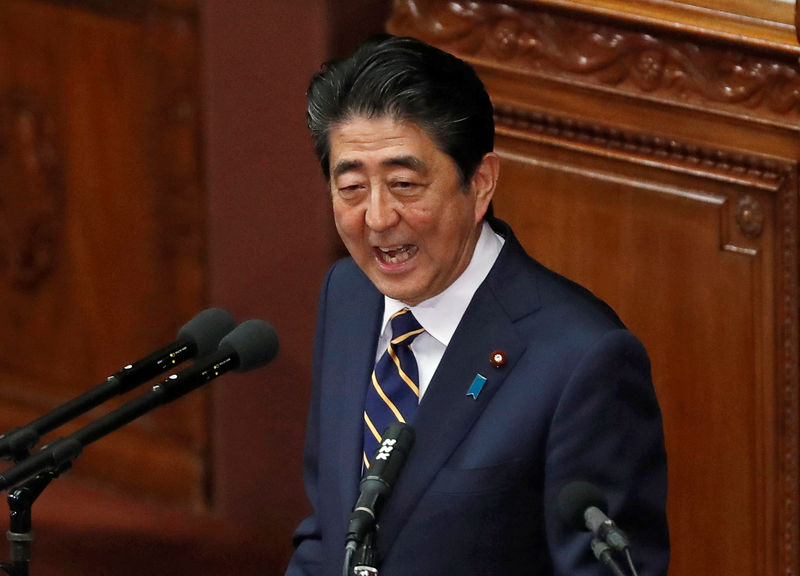 © Reuters. Japan's PM Abe delivers his policy speech at the lower house of parliament in Tokyo