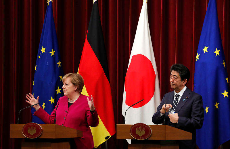 © Reuters. German Chancellor Angela Merkel and Japan's Prime Minister Shinzo Abe attend a joint news conference in Tokyo