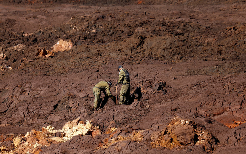 © Reuters. Personal militar israelí busca a víctimas del colapso de una represa de relaves propiedad de la minera brasileña Vale SA, en Brumadinho