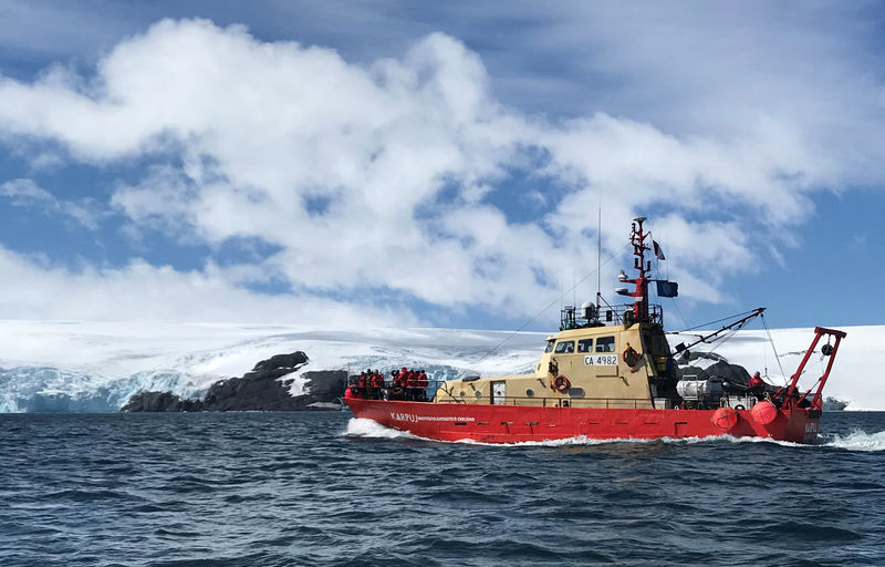 © Reuters. Foto del barco de investigación del Instituto Antártico Chileno (INACH) Karpuj en la isla Rey Jorge, en la Antártida