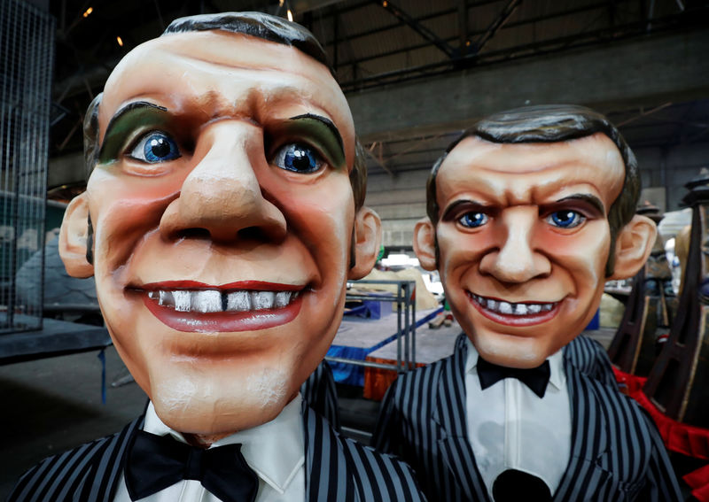 © Reuters. Figuras gigantes del presidente francés Emmanuel Macron son preparadas para el desfile de carnaval en Niza