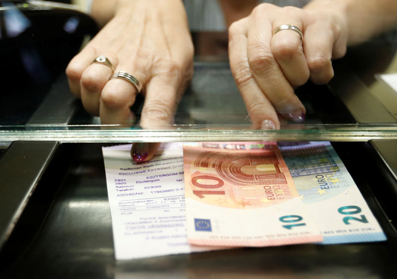 © Reuters. Hungarian woman exchanges forints for euros at a currency exchange shop in Esztergom