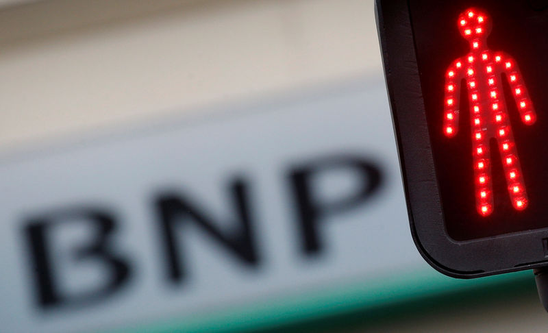 © Reuters. Логотип BNP Paribas возле отделения банка в Нанте