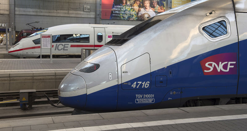 © Reuters. French High Speed Train (TGV) made by French train maker Alstom stops next to German High Speed Train (ICE) made by Siemens at Munich's railway station