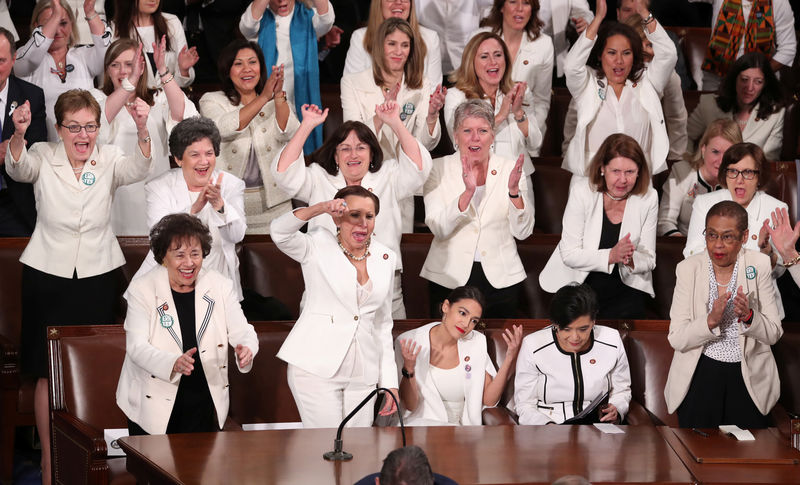 © Reuters. Deputadas democratas vestidas de branco durante discurso do Estado da União do presidente Donald Trump