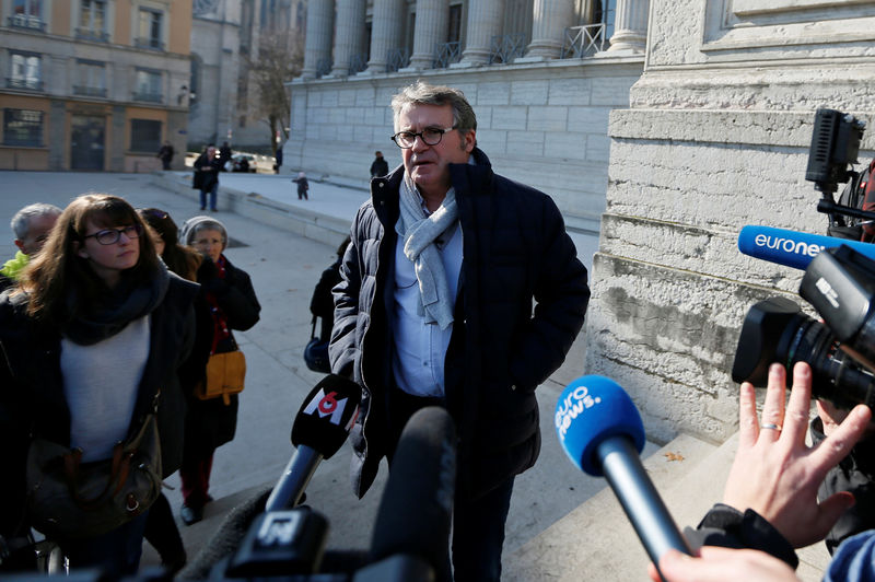 © Reuters. French cereal farmer Paul Francois speaks to journalists as he arrives at the courthouse for the start of his appeals trial against U.S. Monsanto firm in Lyon