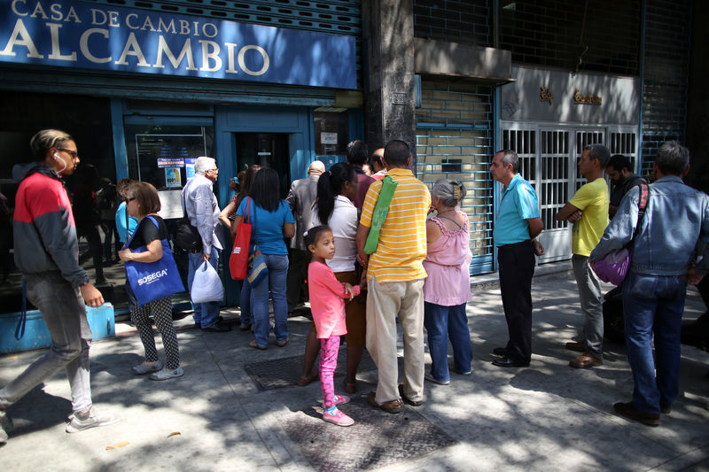 © Reuters. Fila em frente a casa de câmbio em Caracas