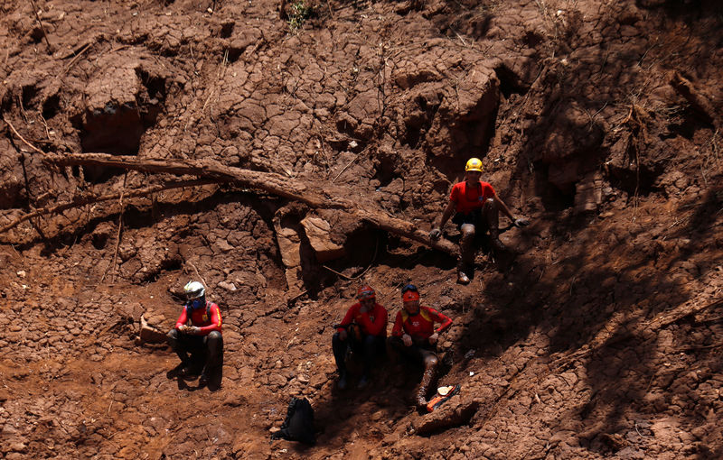 © Reuters. Equipes de resgate trabalham após rompimento de barragem da Vale em Brumadinho