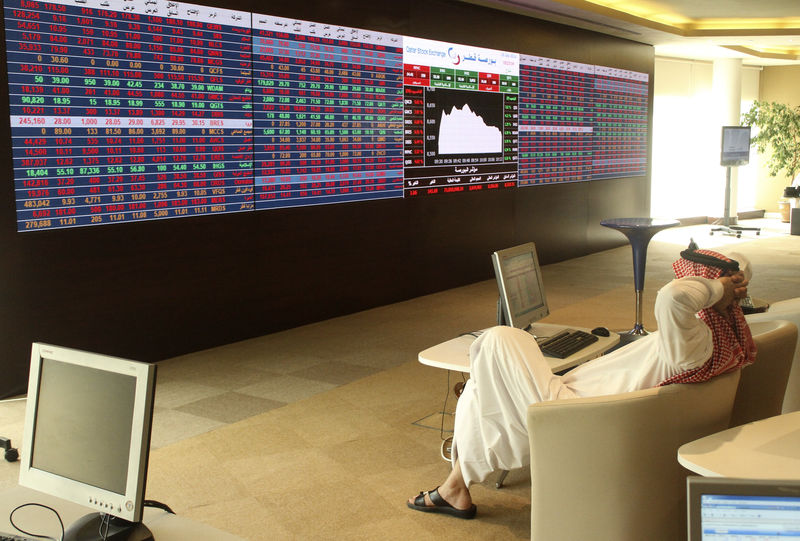 © Reuters. بورصة قطر تتراجع تحت ضغط البنوك ومعظم أسواق الخليج تصعد