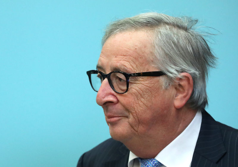 © Reuters. Juncker dice que la UE no reabrirá el acuerdo del Brexit y May lo sabe