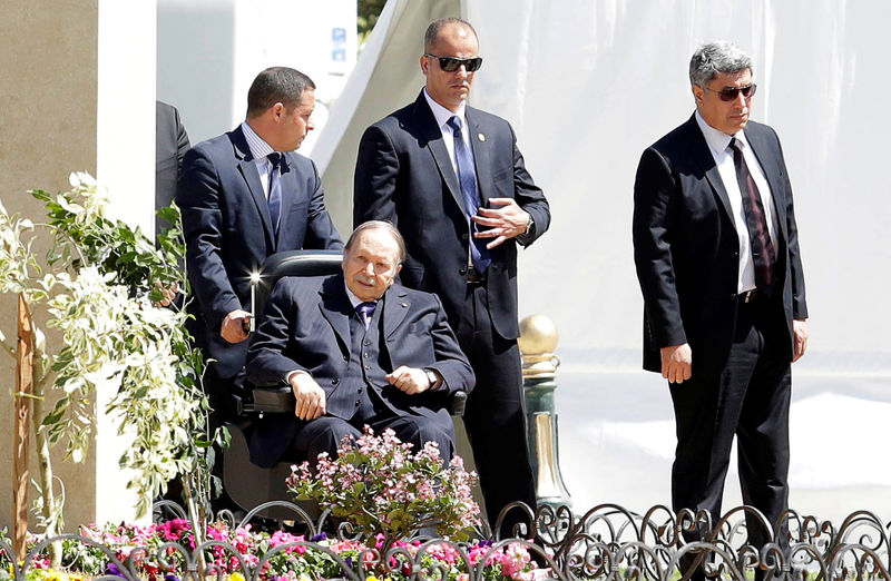 © Reuters. هجرة العقول.. أكثر ما يؤرق حكومة الجزائر قبل الانتخابات