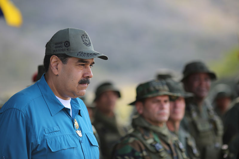 © Reuters. Nicolás Maduro durante exercício militar em Turiamo