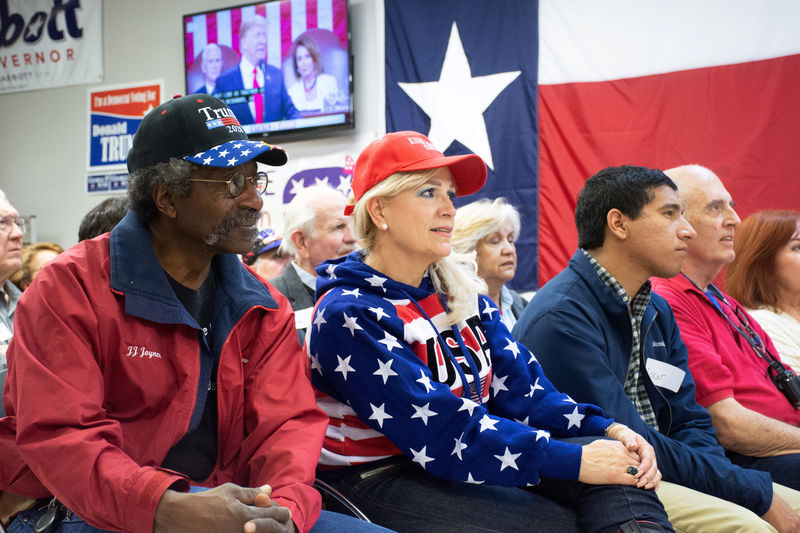 © Reuters. Republican supporters John Joyner and Blanca Trout watch the State of the Union address in El Paso