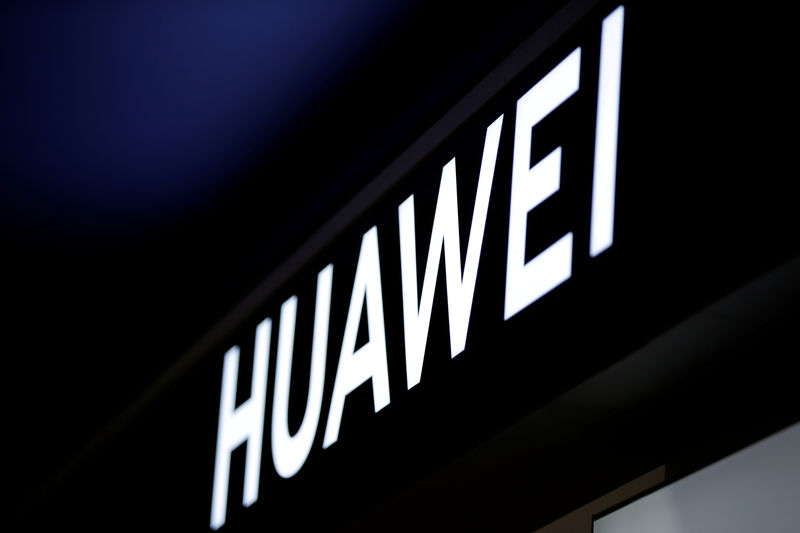 © Reuters. FILE PHOTO: A sign of Huawei is pictured at its shop in Beijing