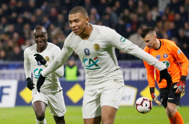© Reuters. باريس سان جيرمان يحتاج إلى وقت إضافي لعبور فريق من الدرجة الثالثة في كأس فرنسا