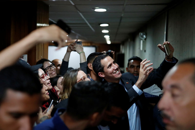 © Reuters. Venezuelan opposition leader Juan Guaido attends a meeting with representatives of FEDEAGRO in Caracas