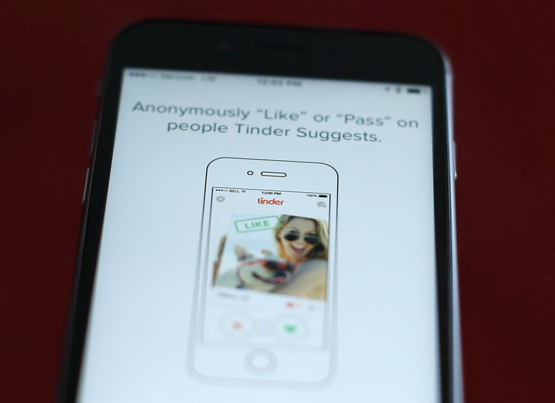 © Reuters. FILE PHOTO - Photo illustration of dating app Tinder shown on an Apple iPhone