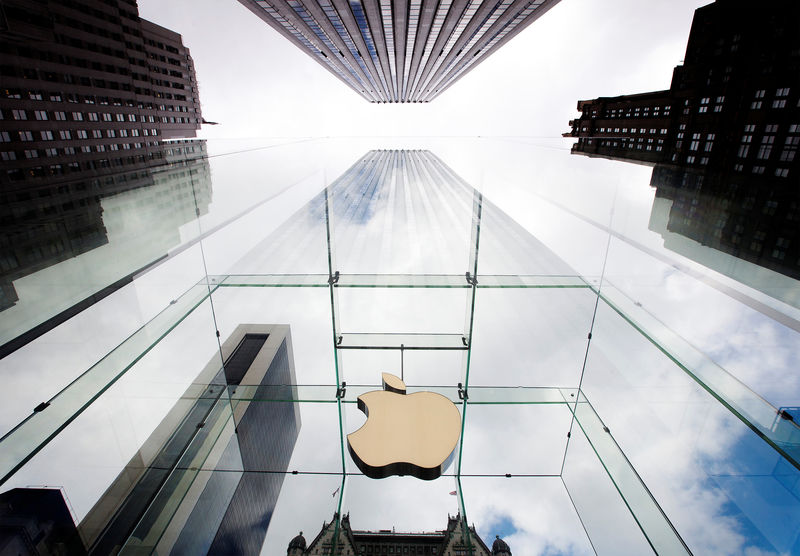 © Reuters. FILE PHOTO - The Apple logo hangs in a glass enclosure above the 5th Ave Apple Store in New York