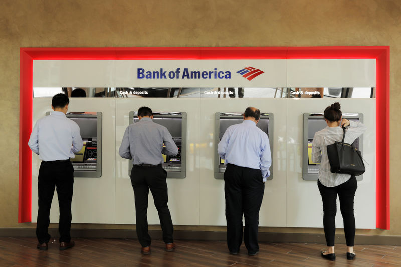 © Reuters. People withdraw money from Bank of America ATMs in New York