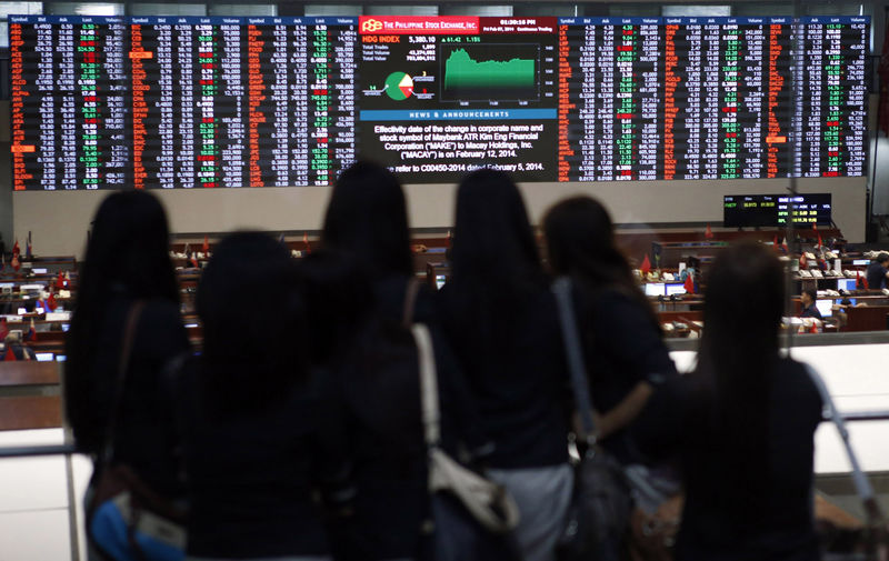 © Reuters. University student interns monitor trading at the Philippine Stock Exchange in Manila's Makati financial district