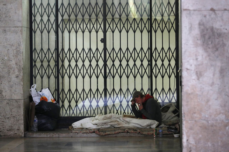 © Reuters. DEUXIÈME "NUIT DE LA SOLIDARITÉ" À PARIS POUR COMPTER LES SANS-ABRIS