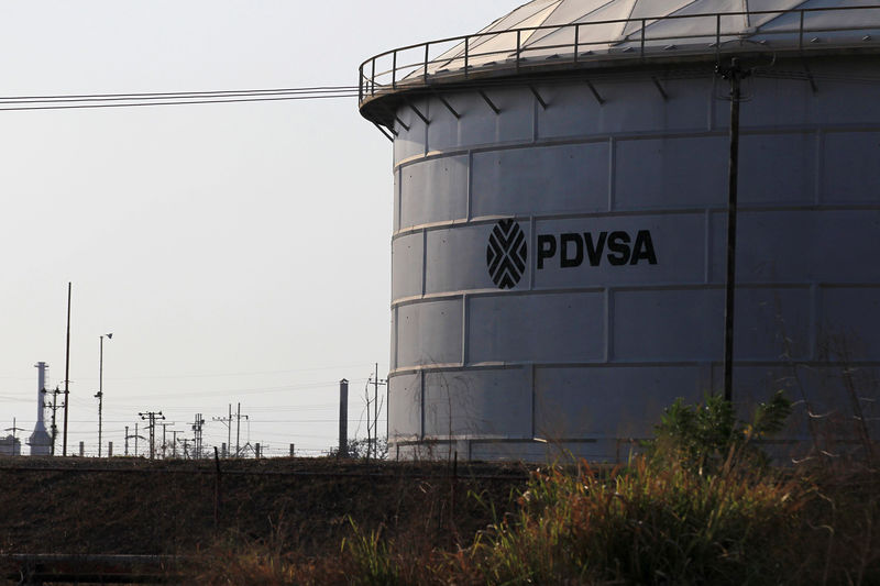 © Reuters. El logo corporativo de la petrolera estatal venezolana PDVSA es visto en un tanque de almacenamiento en una instalación en Lagunillas