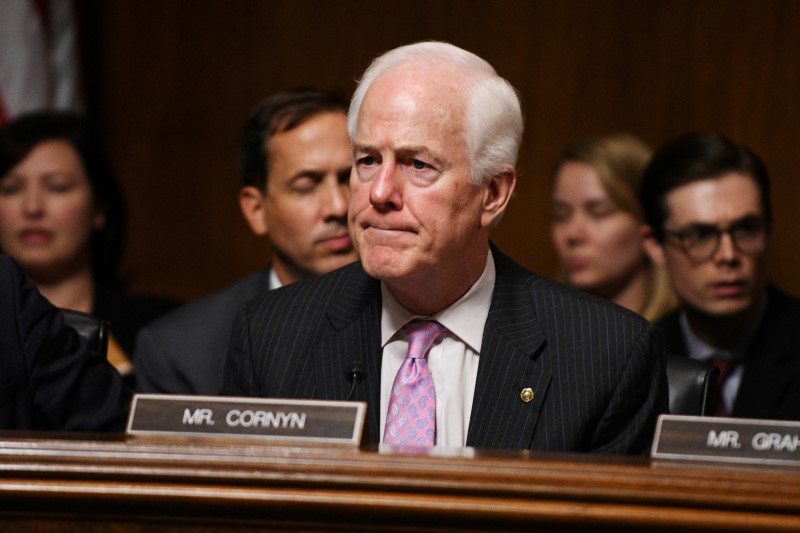 © Reuters. Imagen de archivo del senador republicano John Cornyn reaccionando a comentarios del senador republicano Jeff Flake