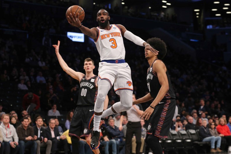 © Reuters. El base de New York Knicks Tim Hardaway Jr. (3) entra a canasta ante la mirada de los jugadores de los Brooklyn Nets Rodions Kurucs (00) y Jarrett Allen (31) en un partido de la NBA en el Barclays Center de Brooklyn, Nueva York, EEUU.