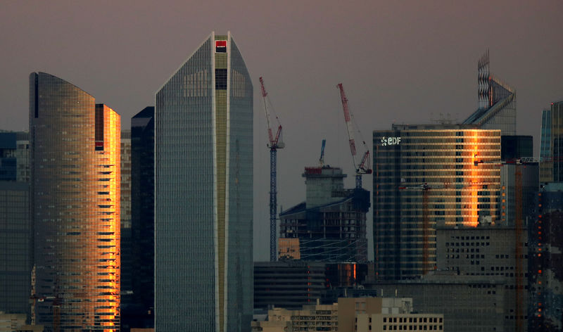 © Reuters. The financial district of La Defense is seen during sunset near Paris