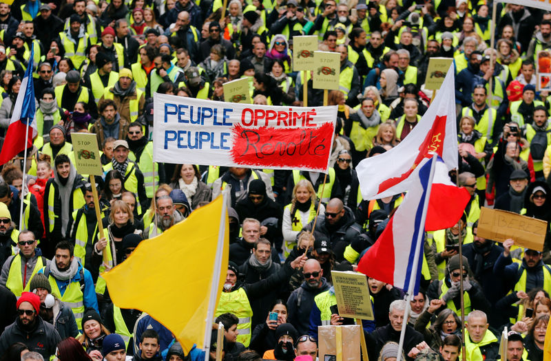 © Reuters. FRANCE: LES "GILETS JAUNES" TOUJOURS LARGEMENT SOUTENUS, SELON UN SONDAGE