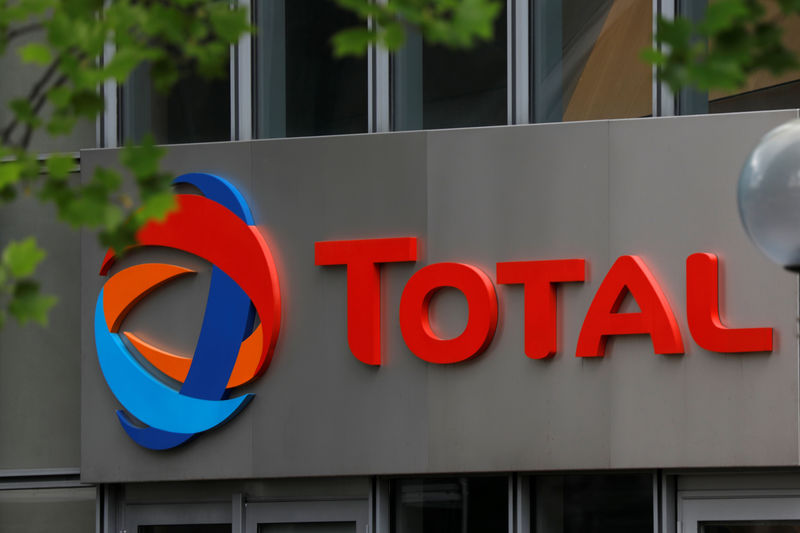 © Reuters. The logo of French oil giant Total is seen at La Defense business and financial district in Courbevoie