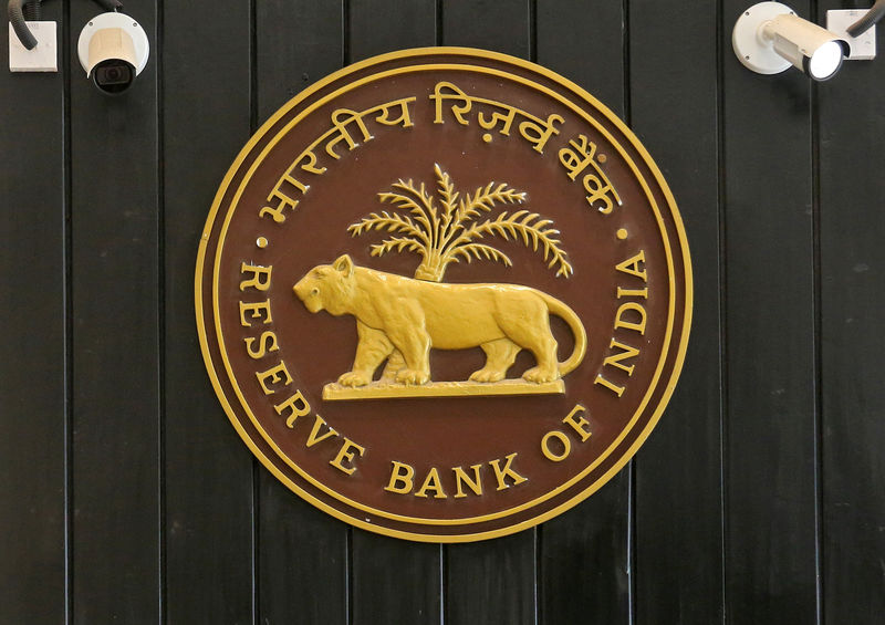 © Reuters. CCTV cameras are seen installed above the logo of Reserve Bank of India (RBI) inside its headquarters in Mumbai