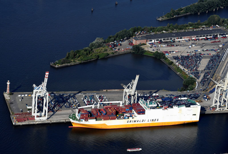 © Reuters. Export cars are loaded on a RoRo ship of Italian Grimaldi Group at a terminal in the port of Hamburg