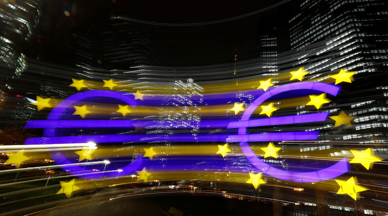 © Reuters. The euro sign is photographed in front of the former headquarters of the European Central Bank in Frankfurt