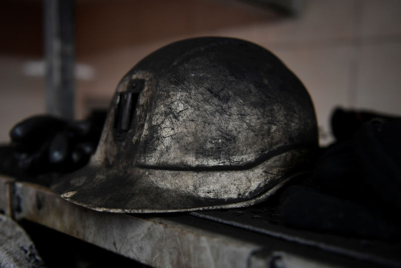 © Reuters. Capacete de operário de mina de carvão