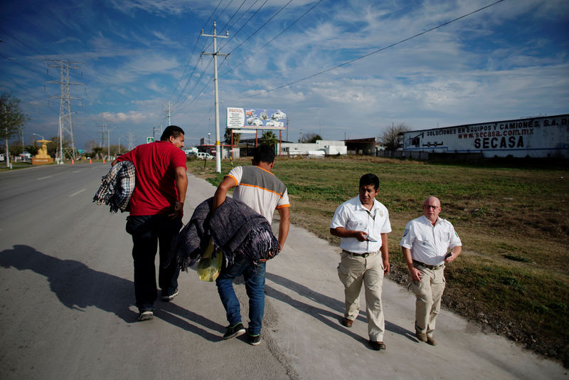 © Reuters. مهاجرون على حدود تكساس يفكرون في سبل أخرى لدخول أمريكا