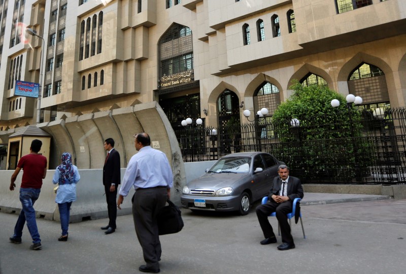 © Reuters. اتش.سي تتوقع تأخر خفض الفائدة في مصر لعام وهبوط الجنيه