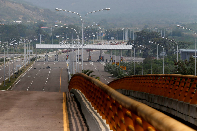 © Reuters. Estrada bloqueada em ponte na fronteira entre Colômbia e Venezuela