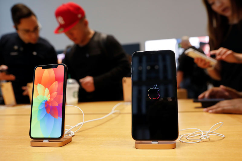 © Reuters. The new Apple iPhone Xs Max and iPhone X are seen on display at the Apple Store in Manhattan, New York