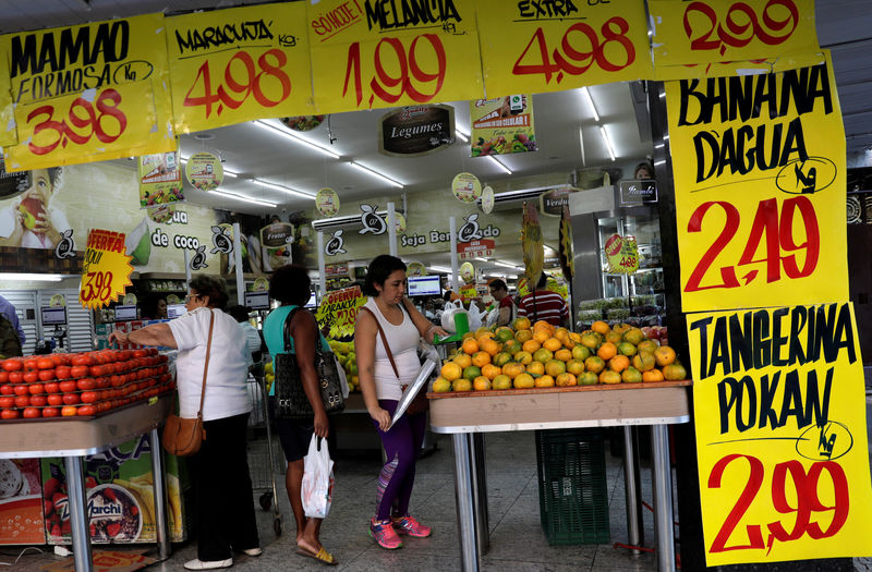 © Reuters. Consumidores fazem compras em mercado no Rio de Janeiro