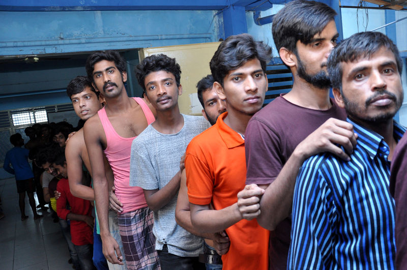 © Reuters. إندونيسيا تعثر على 193 مواطنا من بنجلادش محبوسين في متجر
