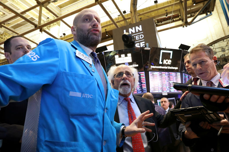 © Reuters. FILE PHOTO: Traders work on the floor of the NYSE in New York