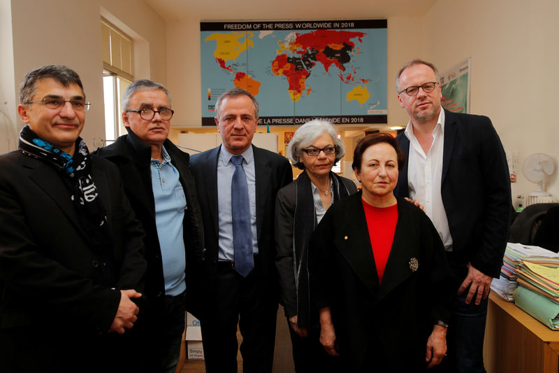 © Reuters. Reza Moini, the head of RSF’s Iran/Afghanistan desk, Taghi Rahmani, Iraj Mesdaghi, Monireh Baradaran, Iranian Nobel Peace laureate Shirin Ebadi and Christophe Deloire, director of Reporters Without Borders, pose during a news conference on Iran in Paris