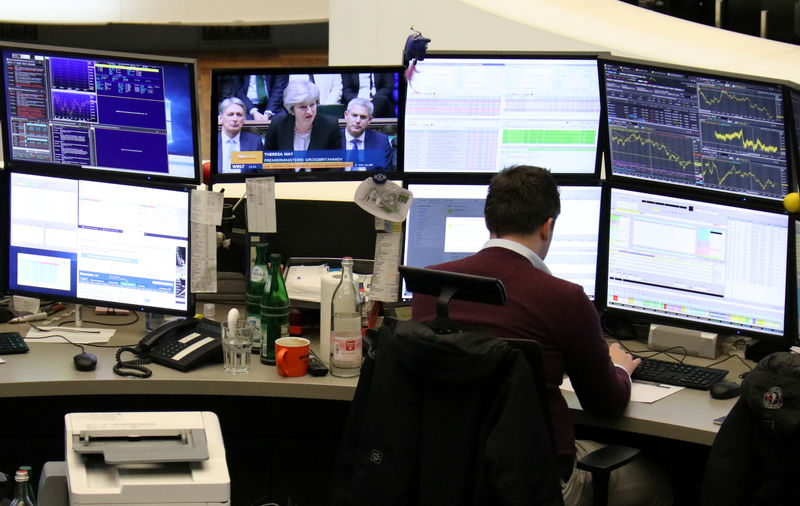 © Reuters. A trader works at his desk at the stock exchange in Frankfurt