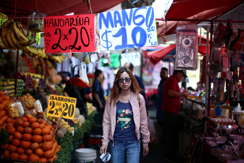 © Reuters. FILE PHOTO - The prices of fruits are displayed in a market in Mexico City